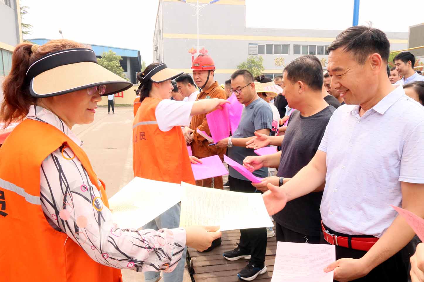 4发放安全教育宣传单1.jpg